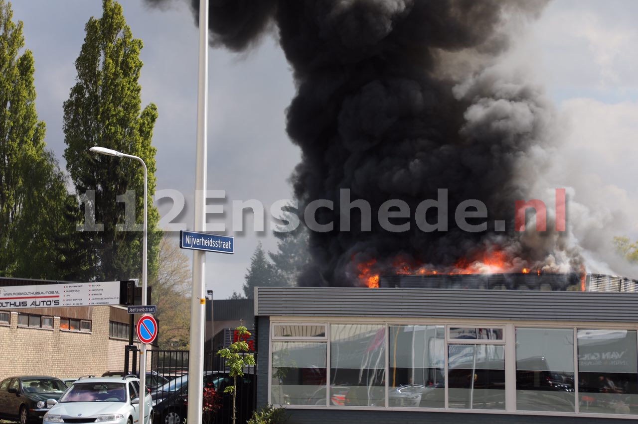 UPDATE: ZEER GROTE BRAND Oldenzaal: De rook trekt richting de wijk Zuid Berghuizen, bij hinder sluit ramen en deuren en schakel ventilatie uit