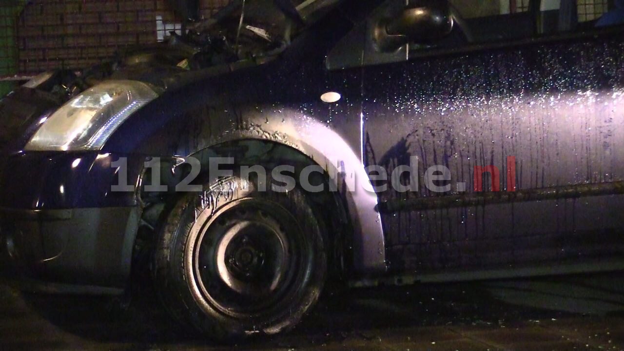 Brandweer blust autobrand in Enschede, politie doet onderzoek