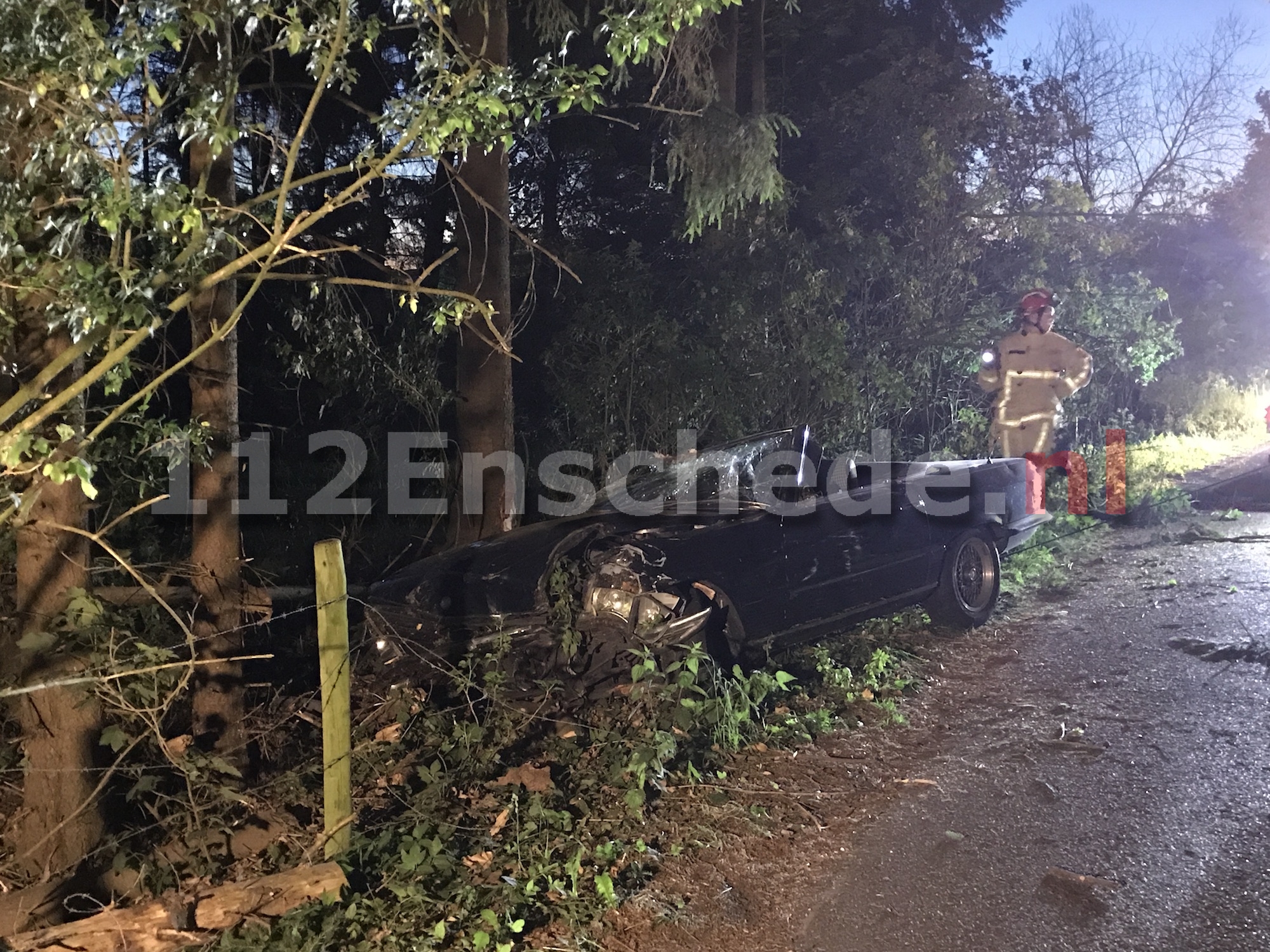 Foto 2: Twee personen naar ziekenhuis na eenzijdig ongeval tussen Oldenzaal en Enschede; auto belandt tussen bomen
