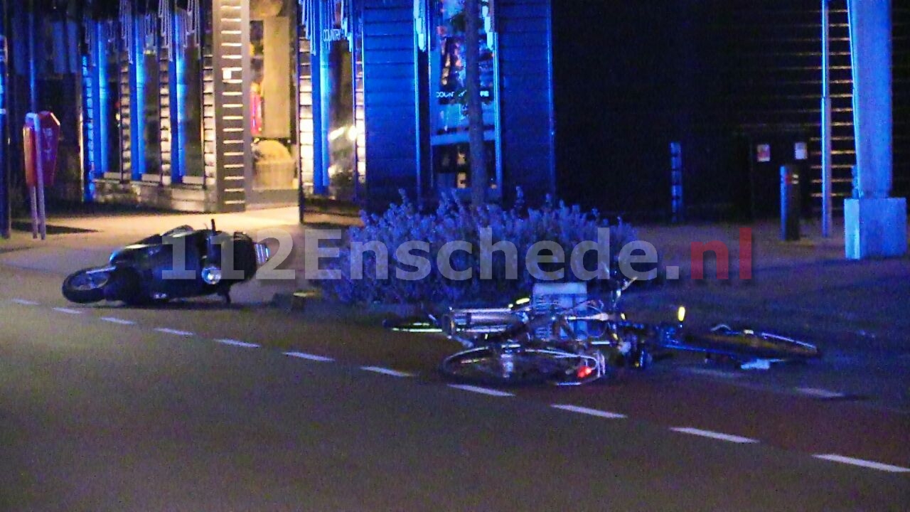 Foto en video: Ernstige aanrijding tussen scooterrijder en fietser in Enschede