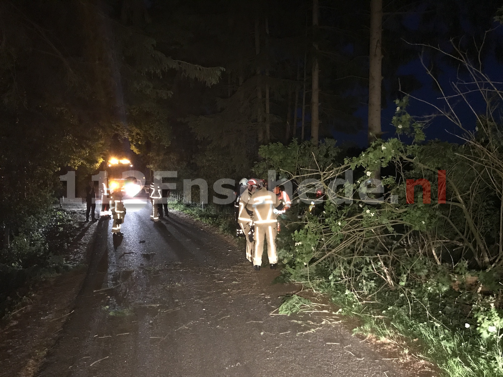 Foto: Twee personen naar ziekenhuis na eenzijdig ongeval tussen Oldenzaal en Enschede; auto belandt tussen bomen