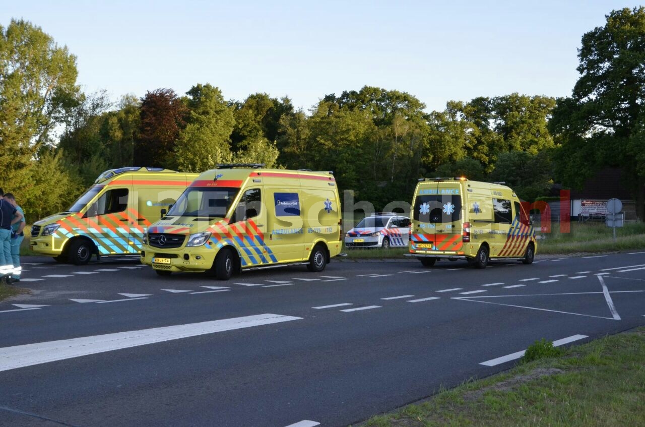 Twee jongens op scooter raken gewond na aanrijding in Enschede