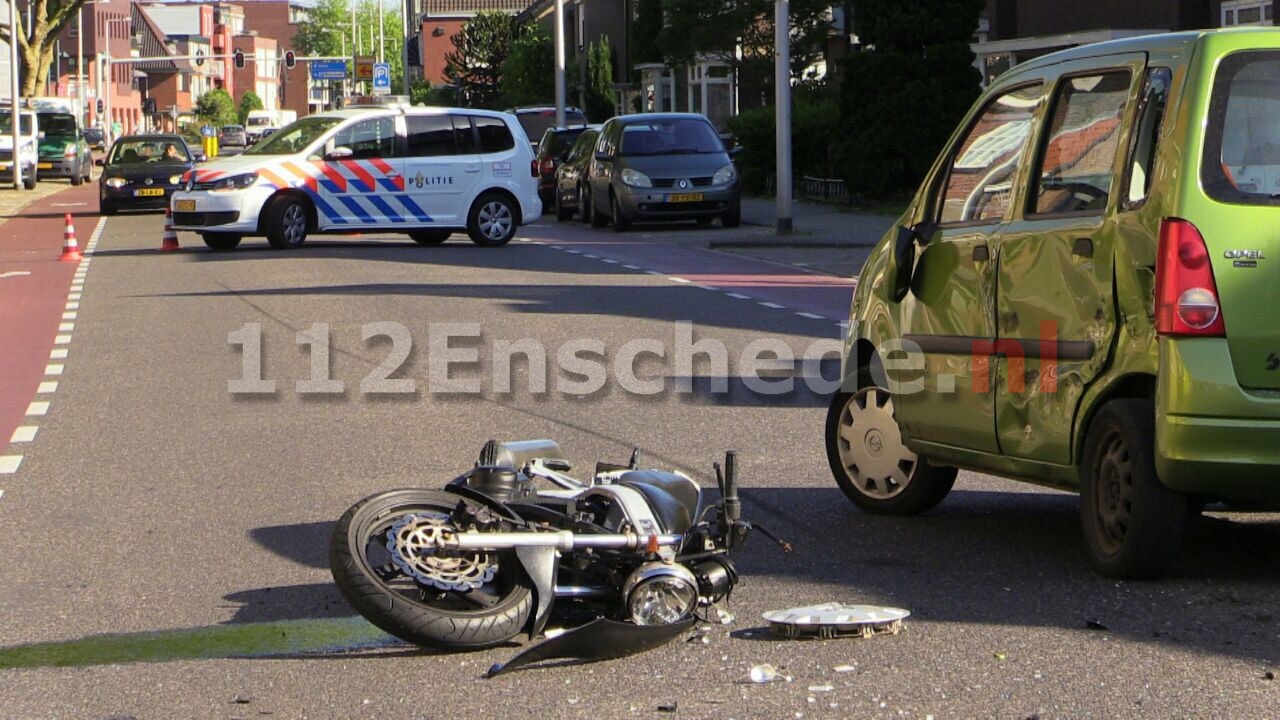 Foto: Motorrijder gewond na aanrijding in Enschede