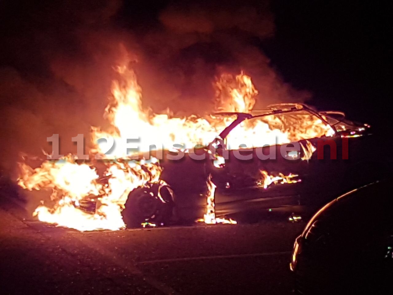 Foto: Auto verwoest door brand in Enschede