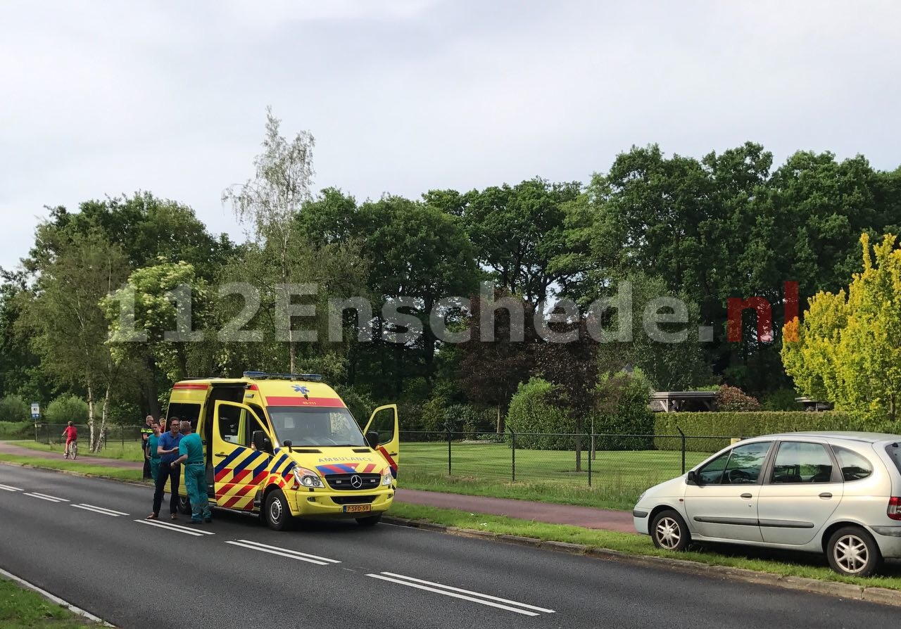 Gewonde bij aanrijding tussen fiets en scooter in Enschede