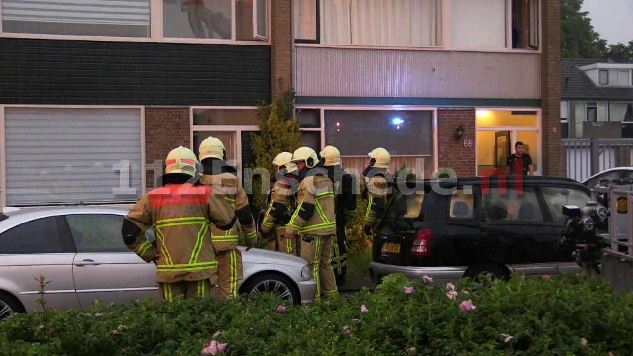 VIDEO: Woning loopt schade op bij brand Enschede, mogelijk blikseminslag