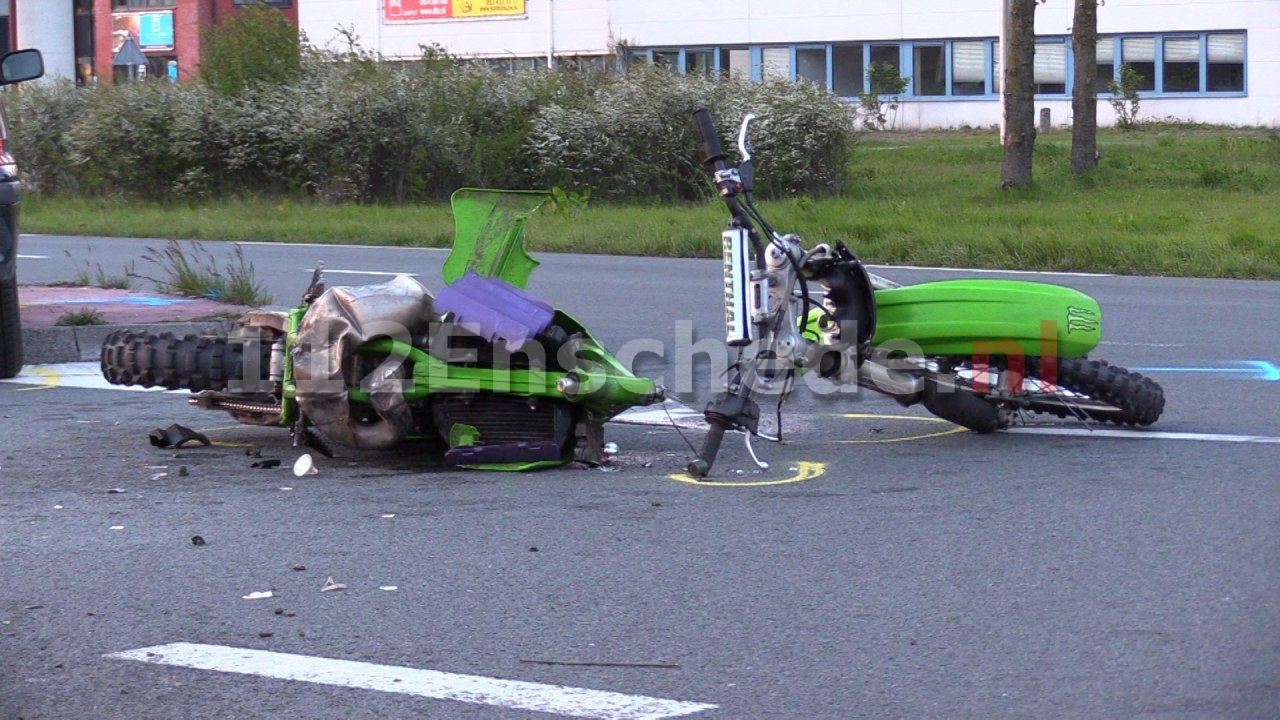 Motorrijder gewond bij ernstige aanrijding in Enschede, VOA doet onderzoek