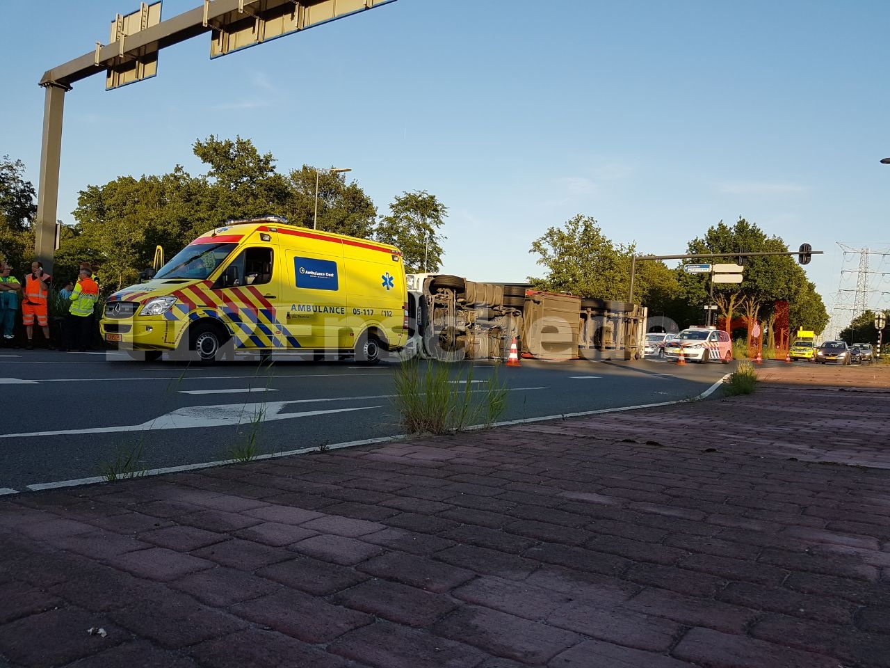 VIDEO: Vrachtwagen kantelt op Auke Vlierstraat Enschede