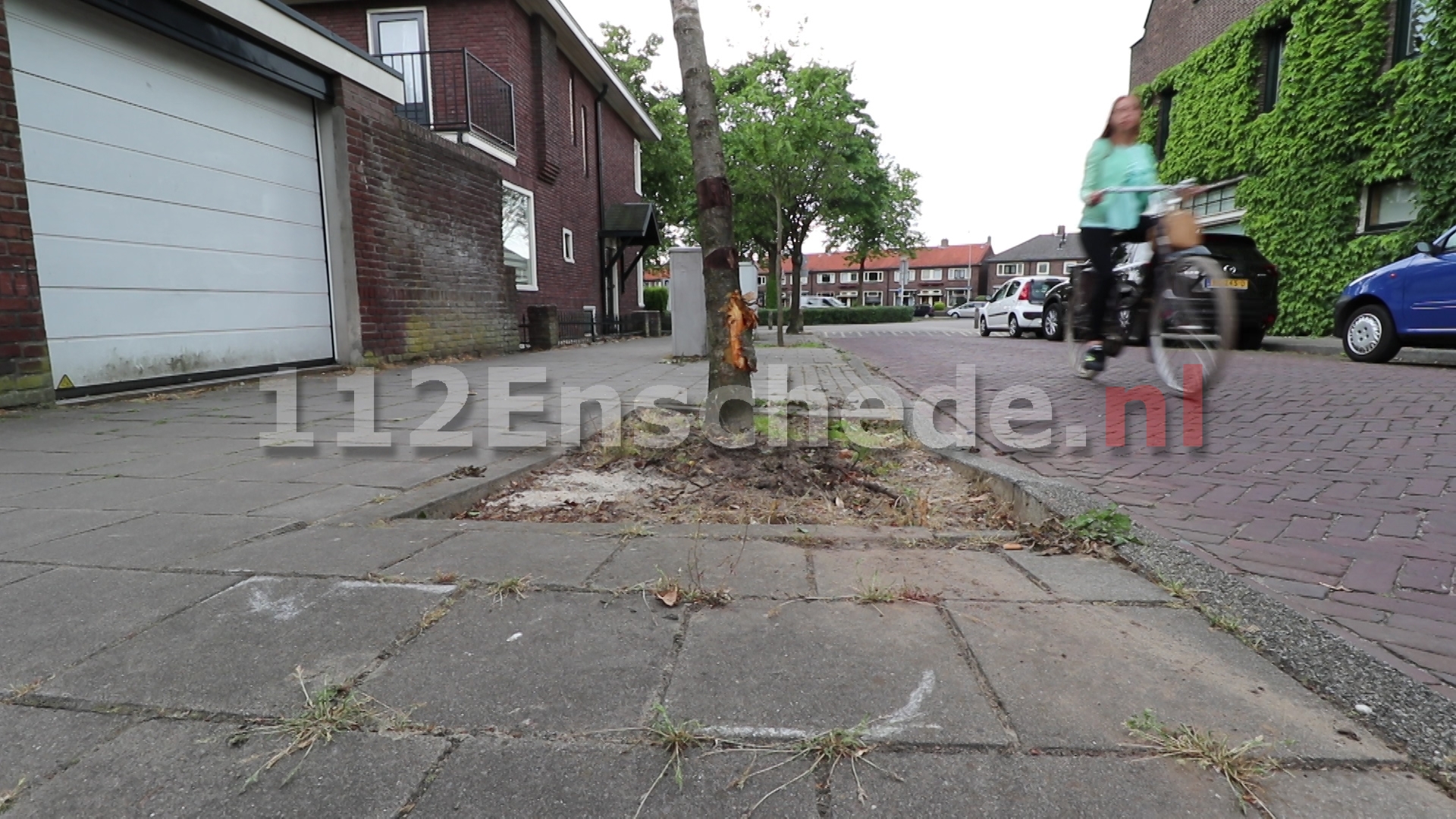 Jongetje (5) uit Enschede pakt auto om naar grote broer in buitenland te rijden en botst tegen boom