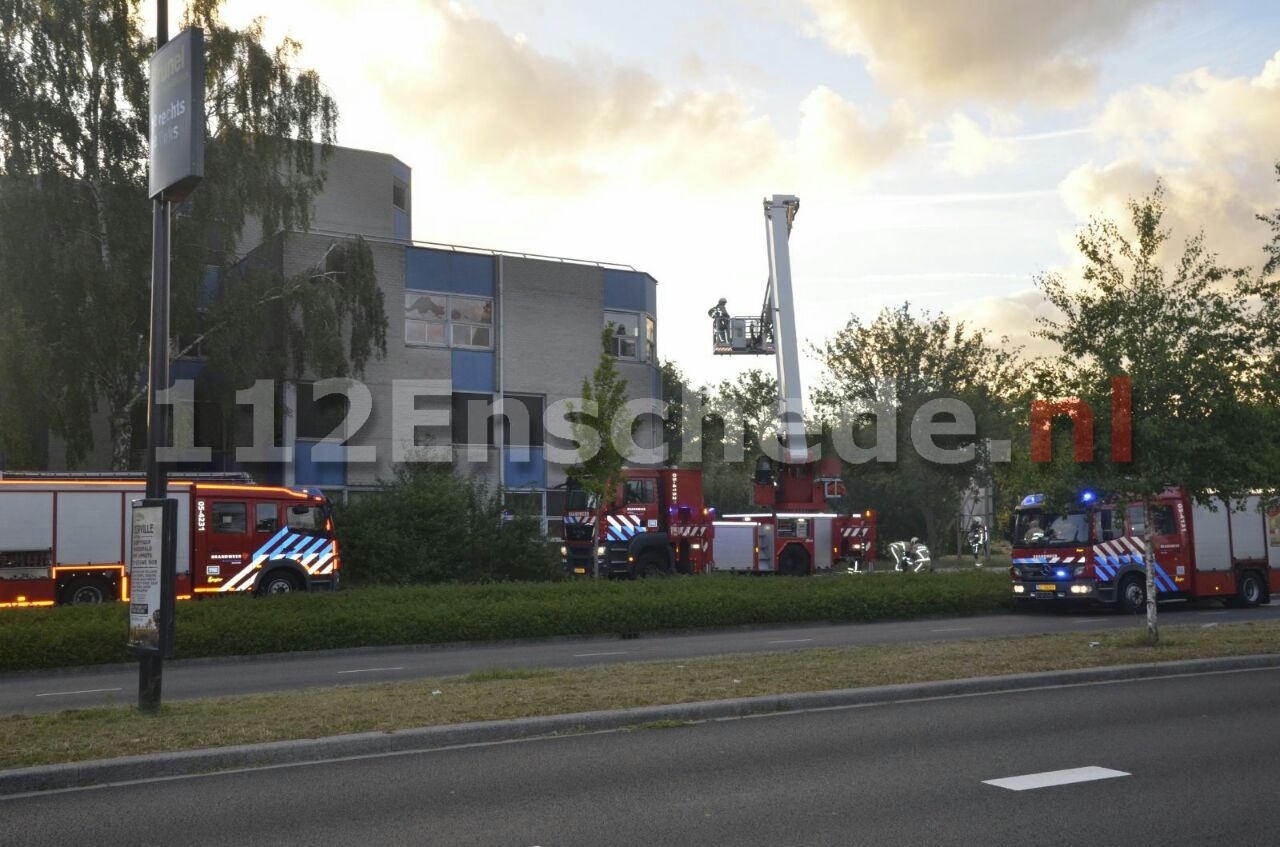 Foto en video: Kleine brand in leegstaand pand Enschede