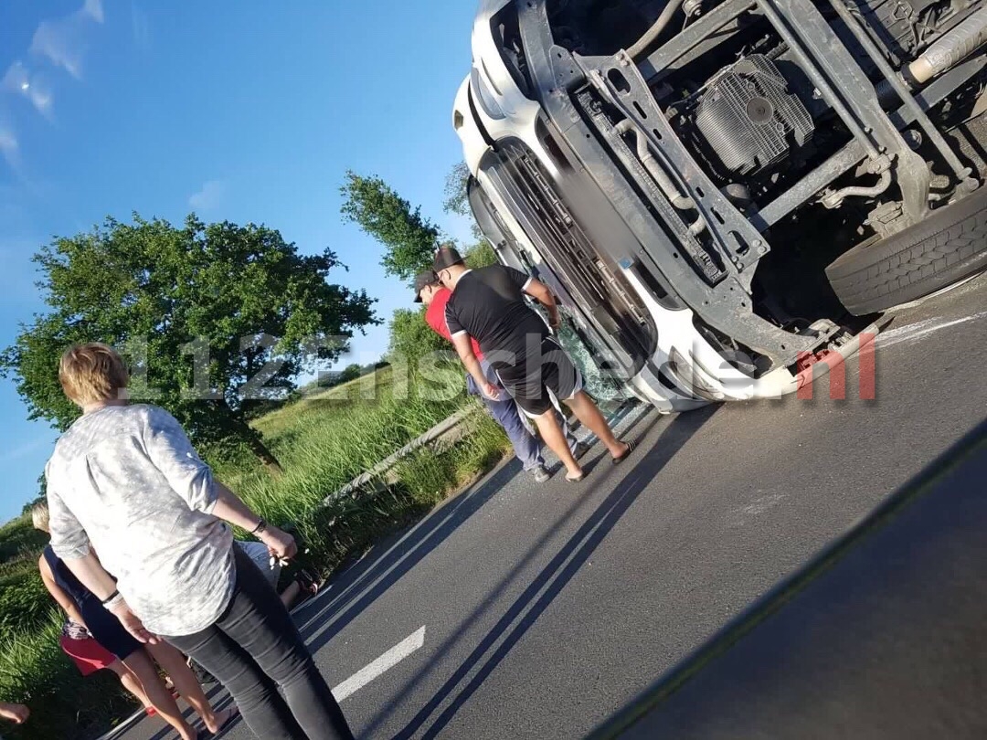 FOTO: vrachtwagen kantelt op Aukevlierstraat Enschede