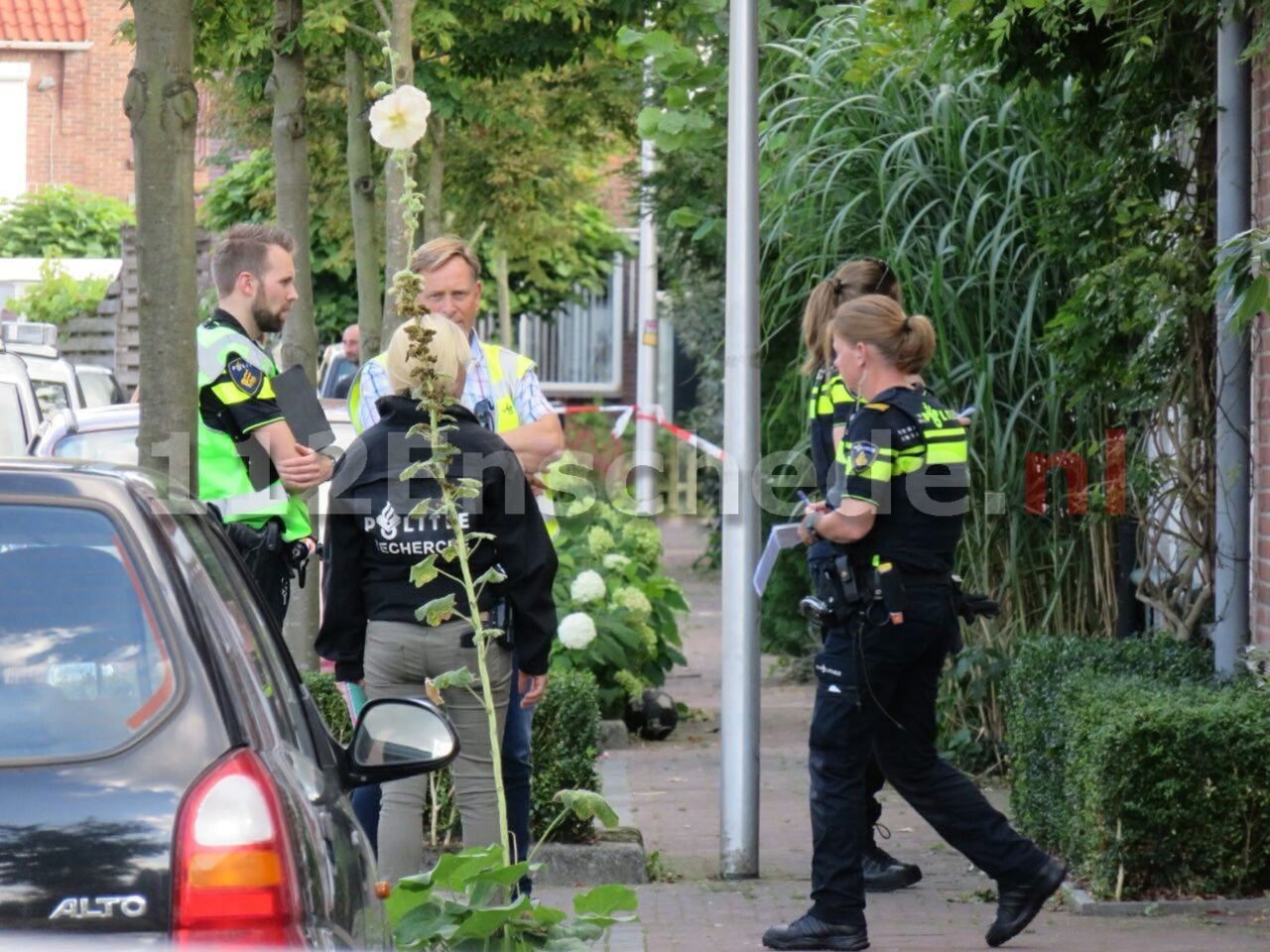 Foto 2: Man overleden in woning Enschede; politie doet onderzoek