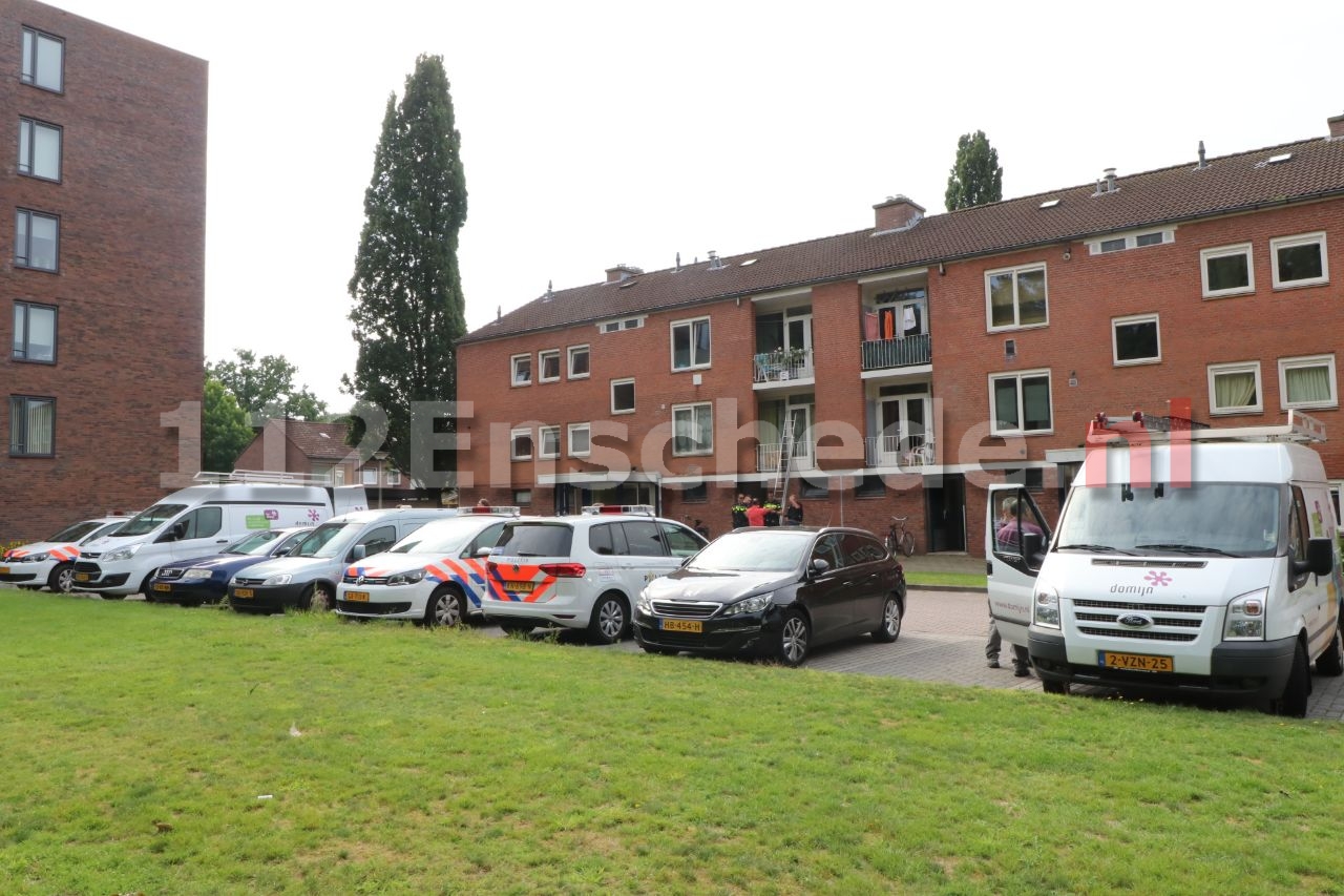 Foto: Hennepkwekerij aangetroffen na melding wateroverlast Roerstraat Enschede