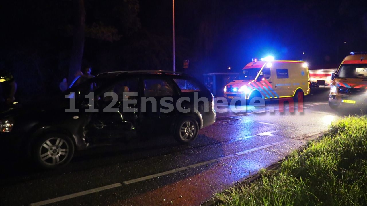 Video: Ambulance en auto botsen in Enschede