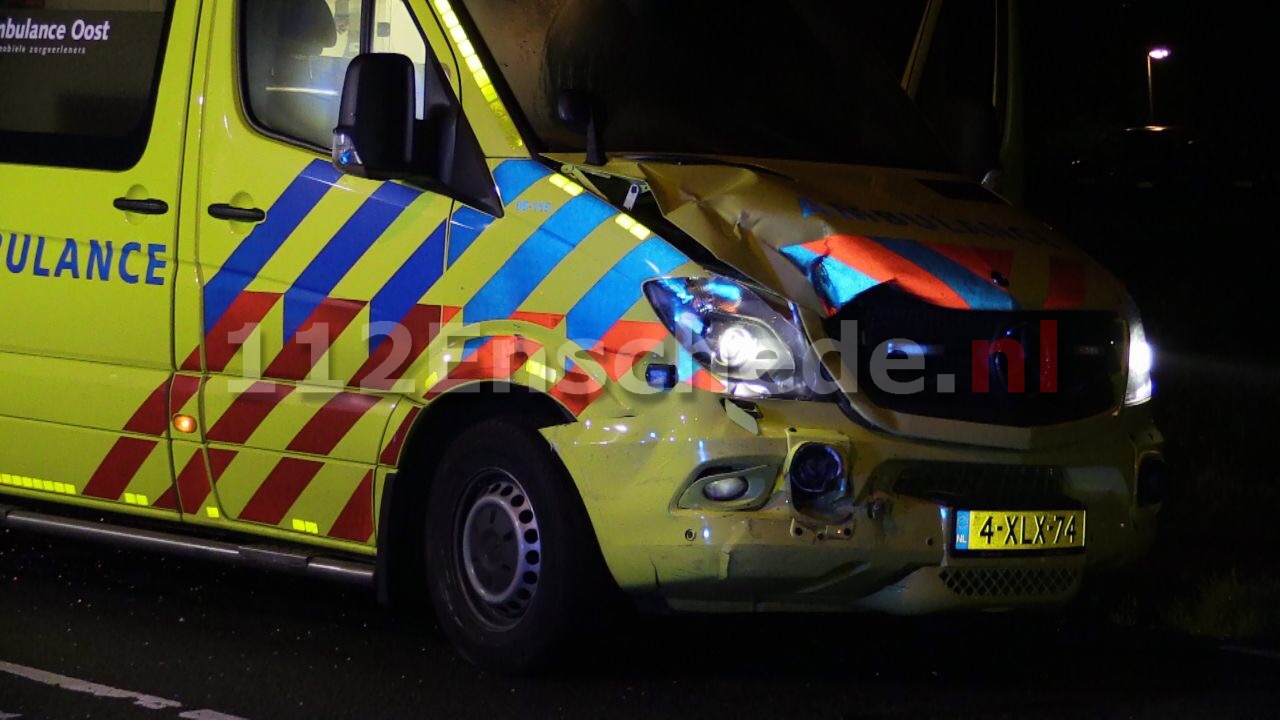 Ambulance en auto botsen in Enschede