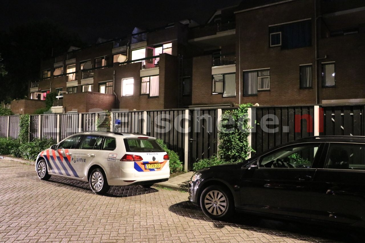 Foto: Dode in woning Enschede; drie personen aangehouden
