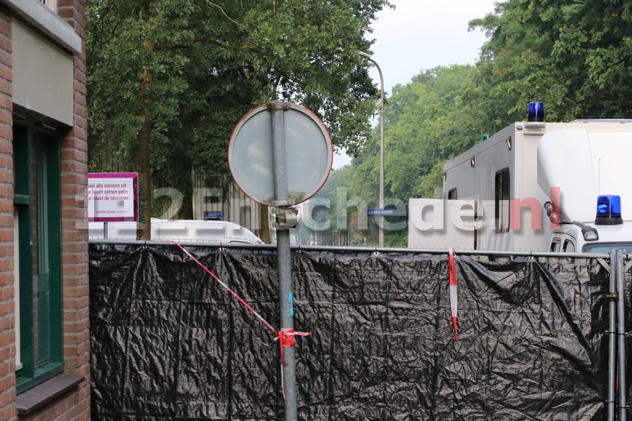 Foto en video:Omgeving dodelijke ruzie Enschede afgezet voor uitgebreid politieonderzoek