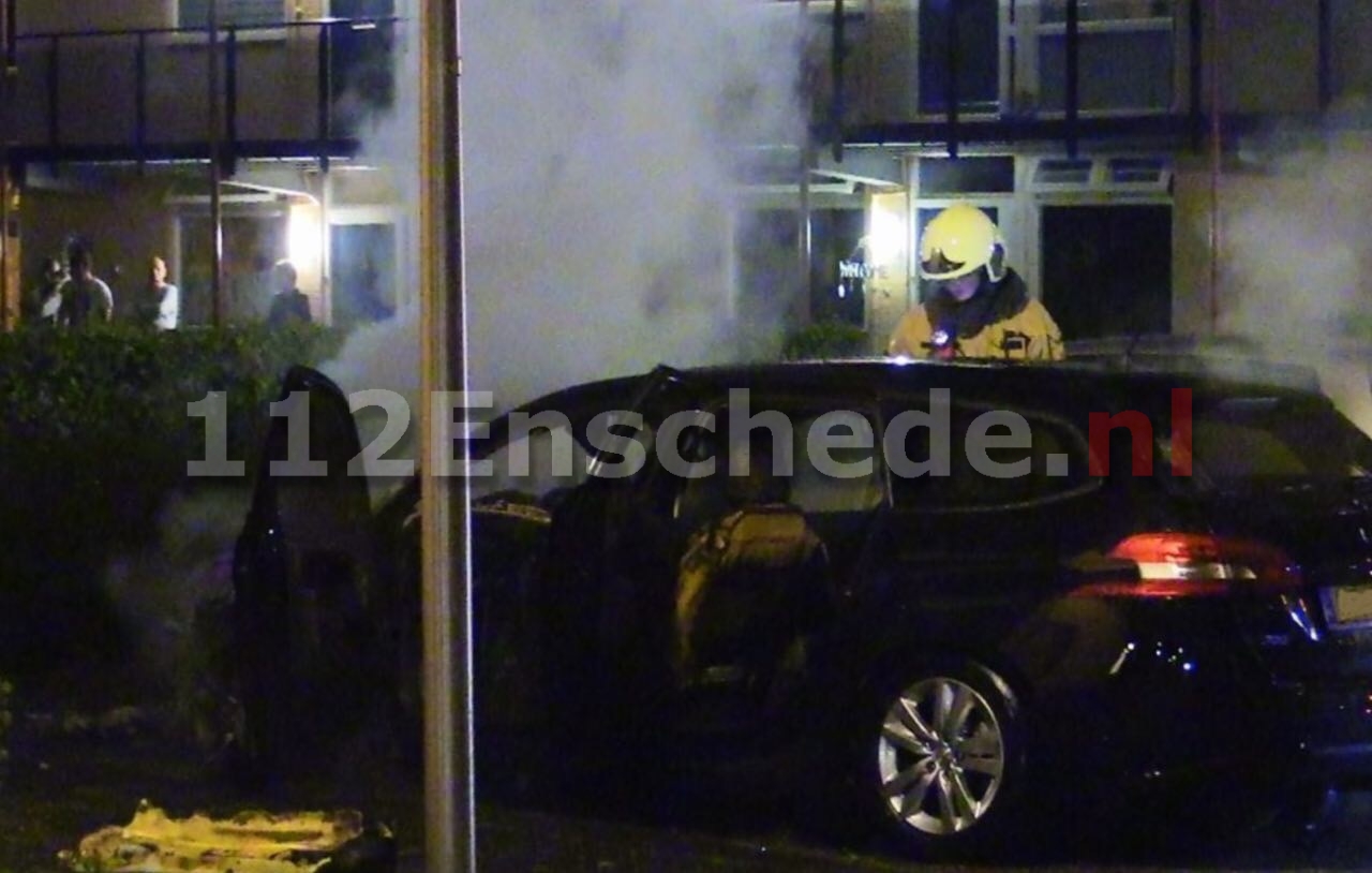 Opnieuw auto verwoest door brand in Enschede; politie doet onderzoek