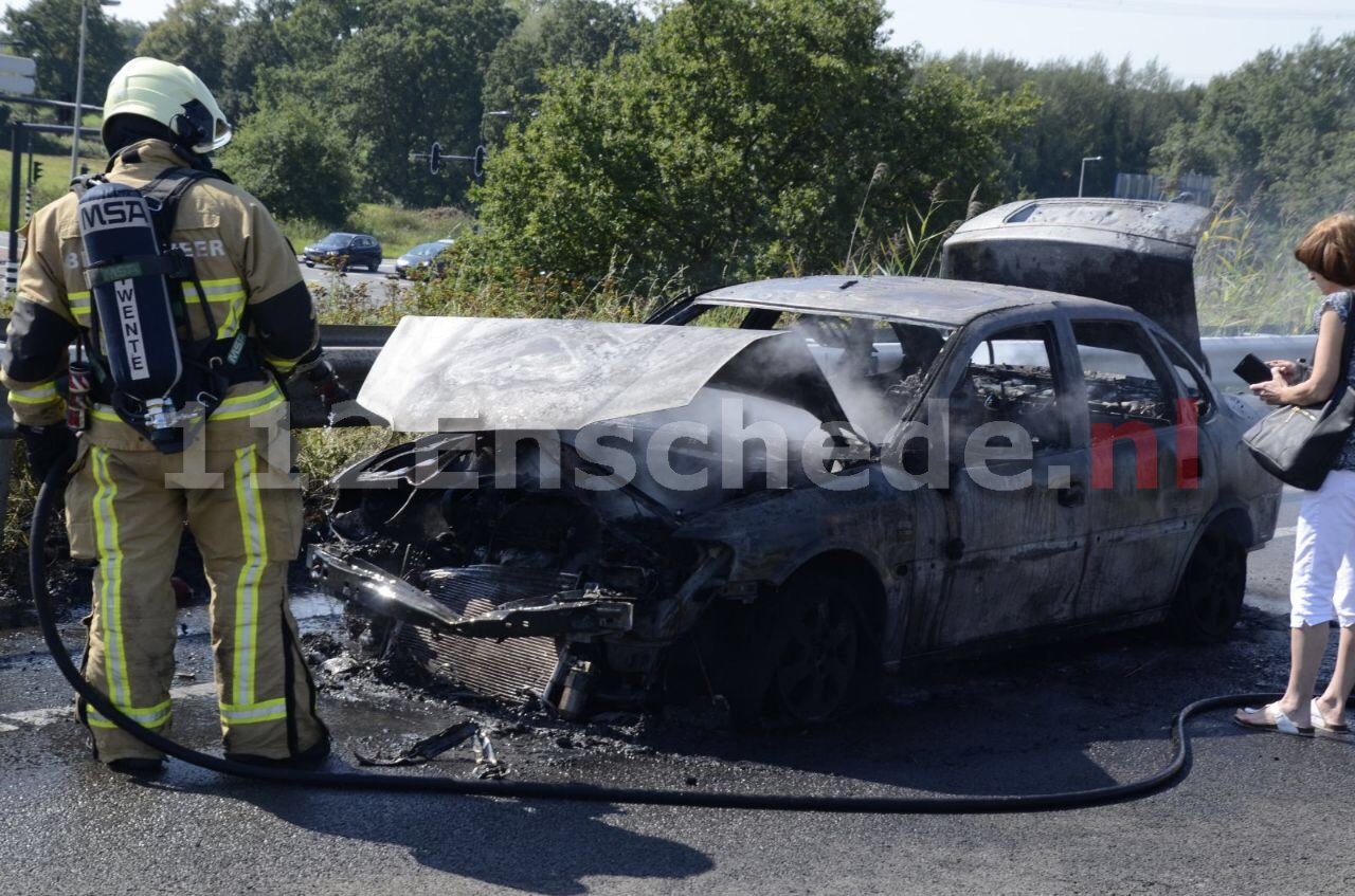 Auto brandt volledig uit op Westerval Enschede