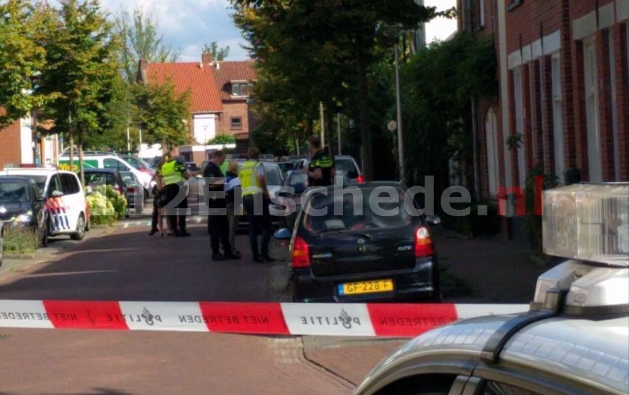 Video: Man overleden in woning Enschede; politie doet onderzoek