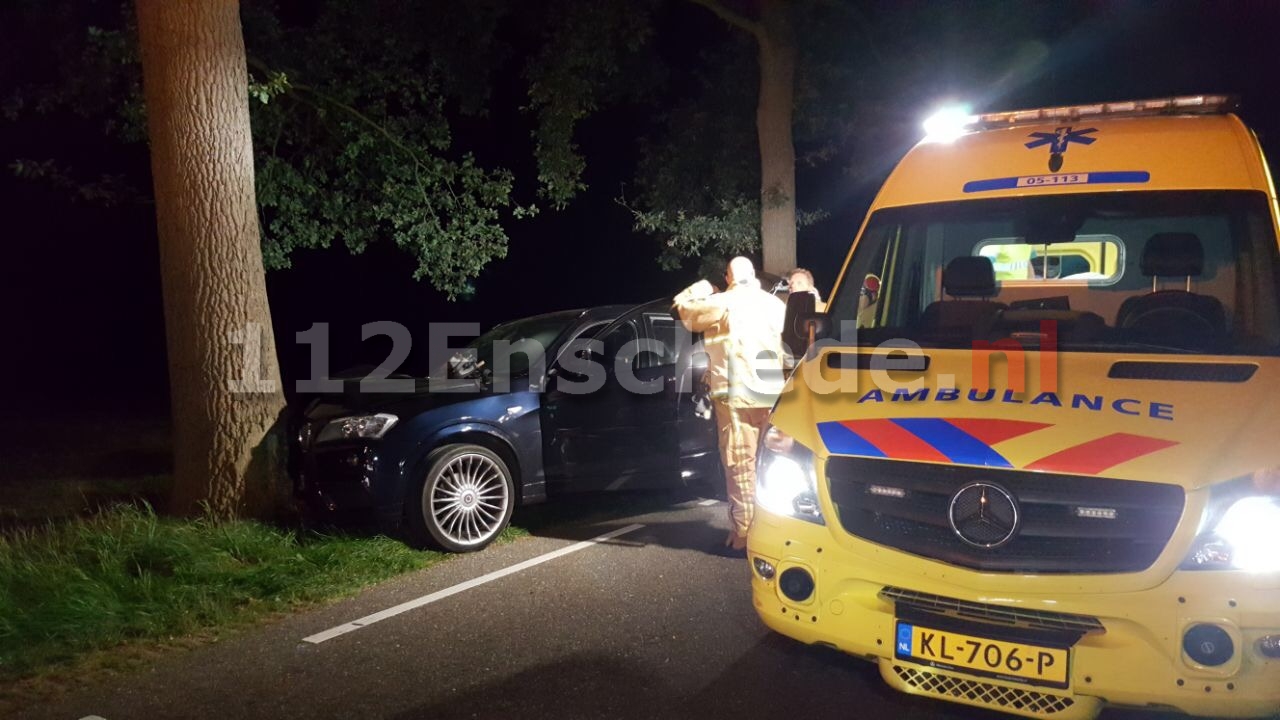 Auto tegen boom in buitengebied Enschede