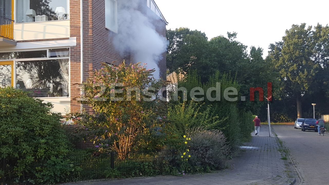 Kliko in brand naast woning in Enschede