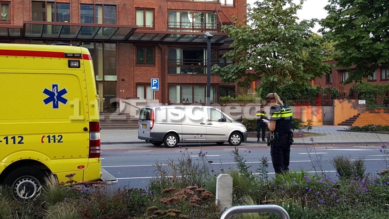 Lijkwagen botst met plotseling overstekende voetganger in Enschede