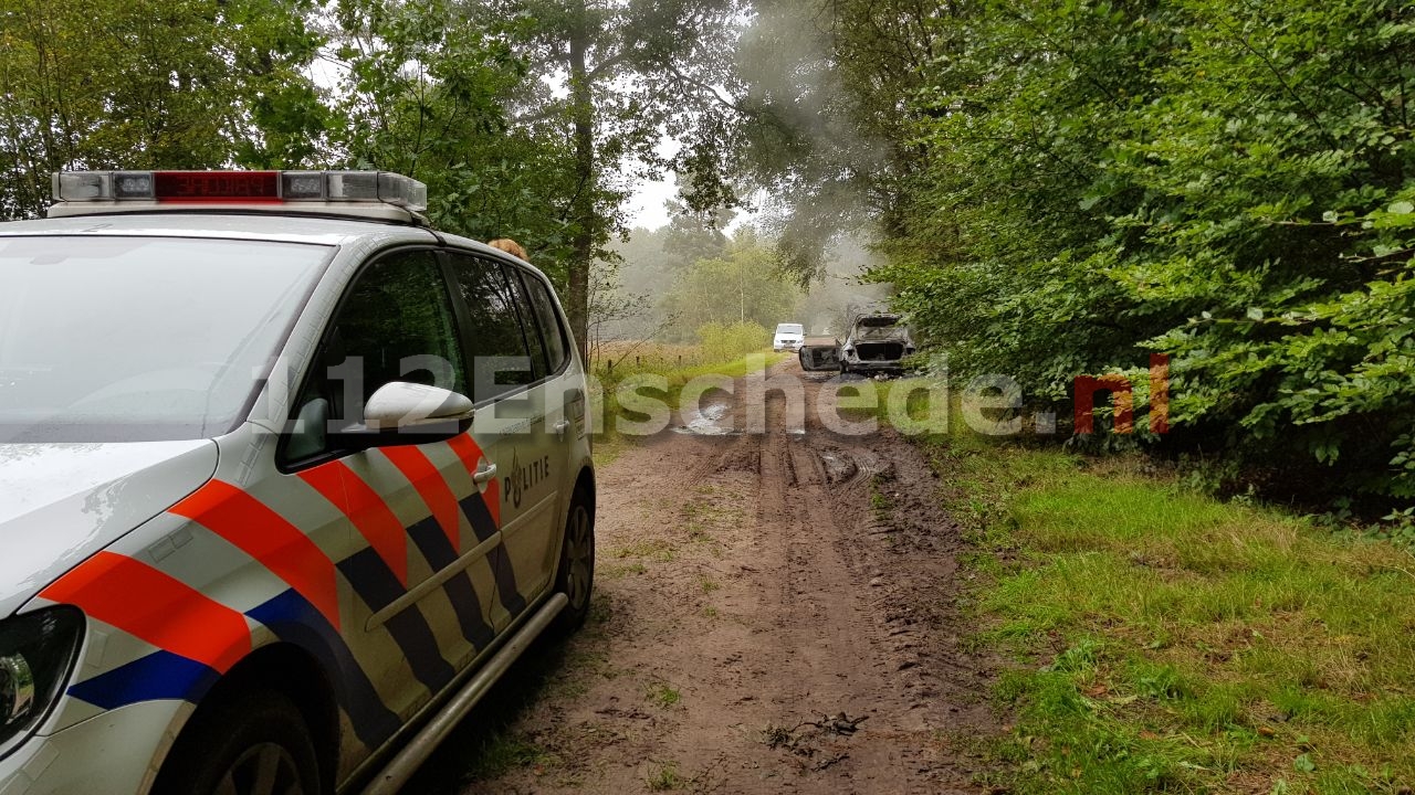 Foto 2: Auto uitgebrand gevonden in buitengebied Enschede; mogelijk verband met schietincident