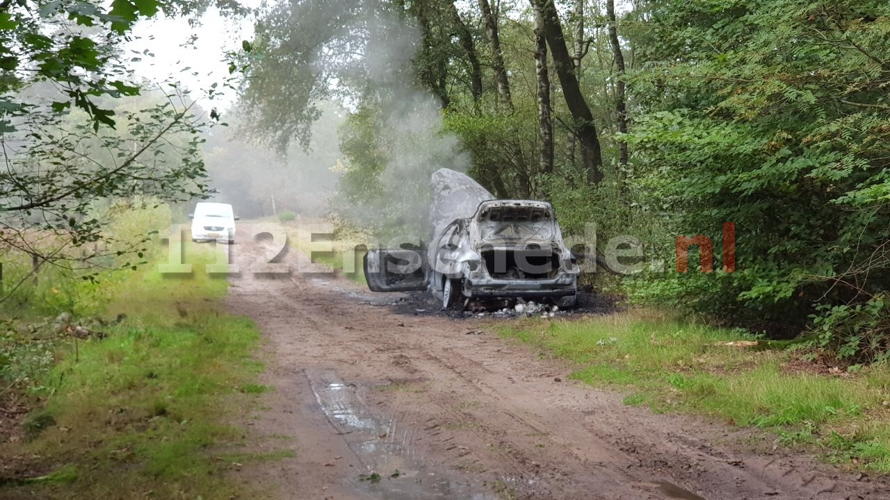 Auto uitgebrand gevonden in buitengebied Enschede