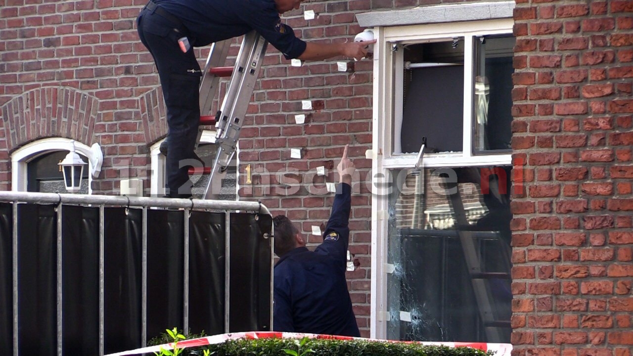 Onderzoeksteam van politie doet onderzoek woning Benkoelenstraat Enschede