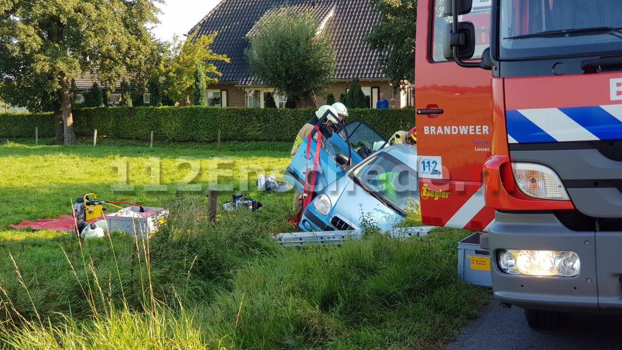 Auto van de weg op de N731 bij Glane, brandweer moet inzittende bevrijden