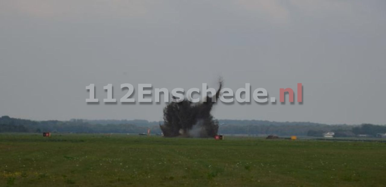 Foto: Bom uit de Tweede Wereldoorlog tot ontploffing gebracht op vliegveld Twente