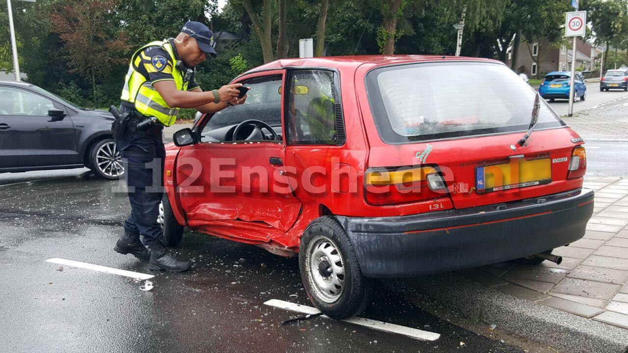 Automobilist gaat ervandoor na aanrijding in Enschede; politie zoekt rode auto met schade 