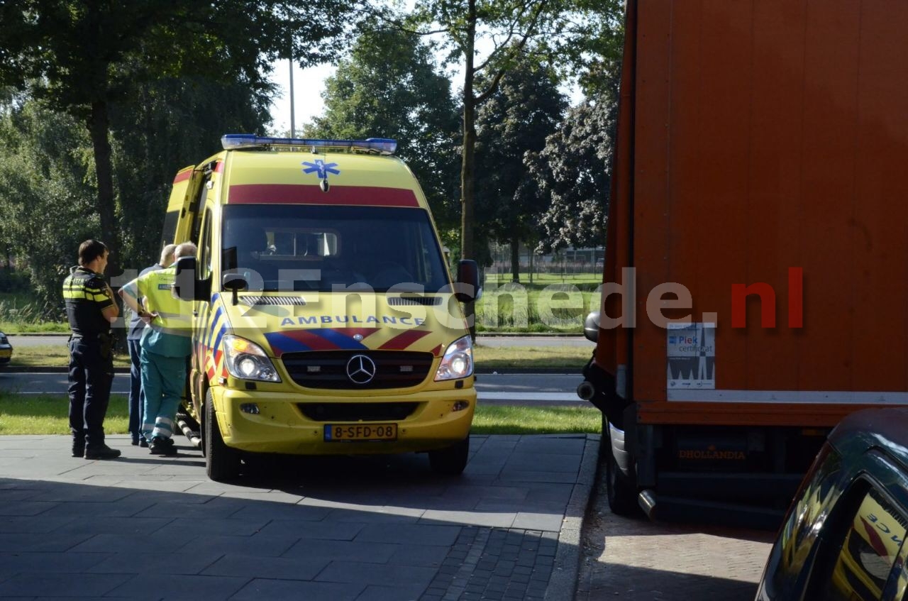 Vrouw gewond bij aanrijding met vrachtwagen in Enschede
