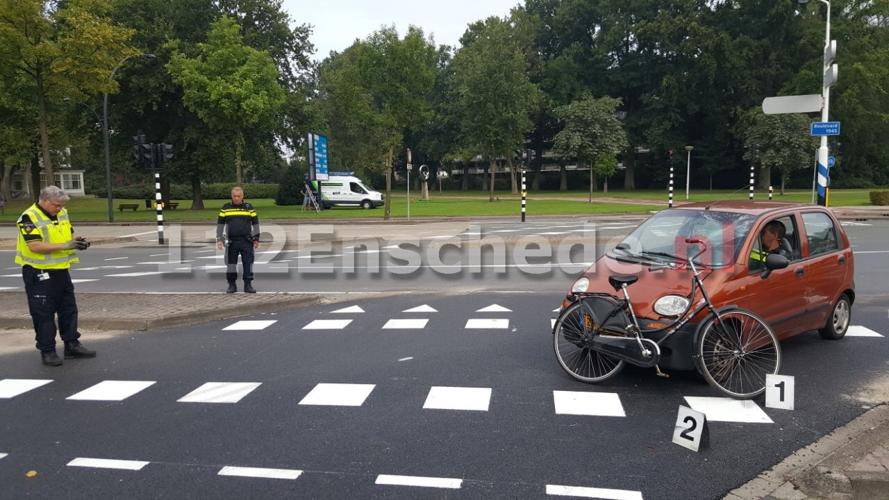 Fietsster geschept bij aanrijding op singel in Enschede