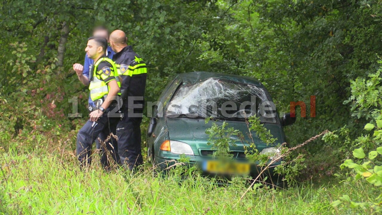 Auto slaat over de kop op de Westerval in Enschede