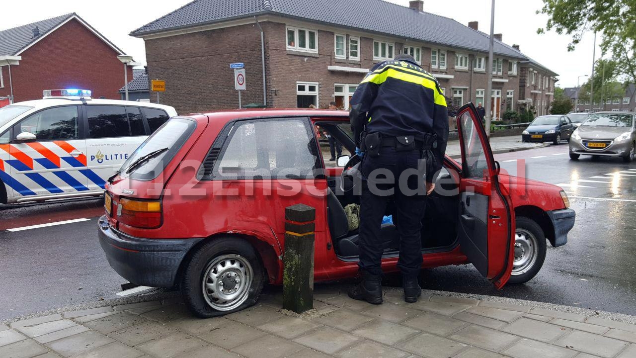 Foto 2: Automobilist gaat ervandoor na aanrijding in Enschede; politie zoekt rode auto met schade 