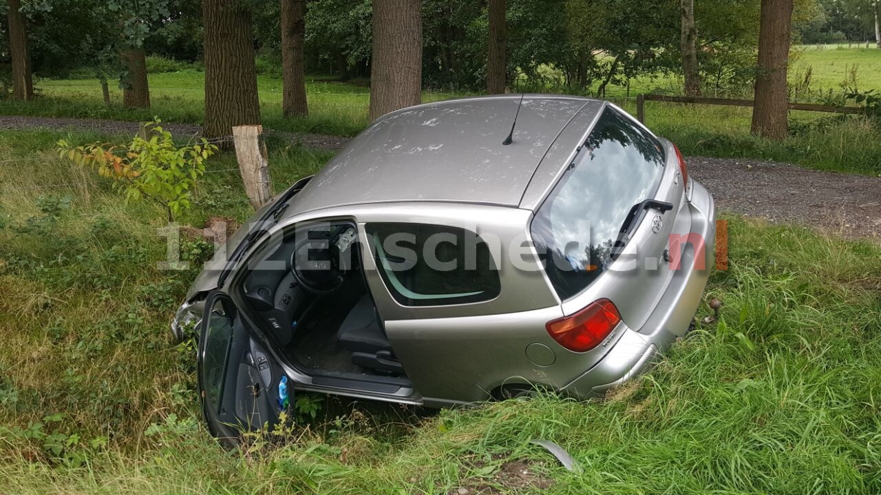 Auto in de sloot bij aanrijding Weerseloseweg Enschede