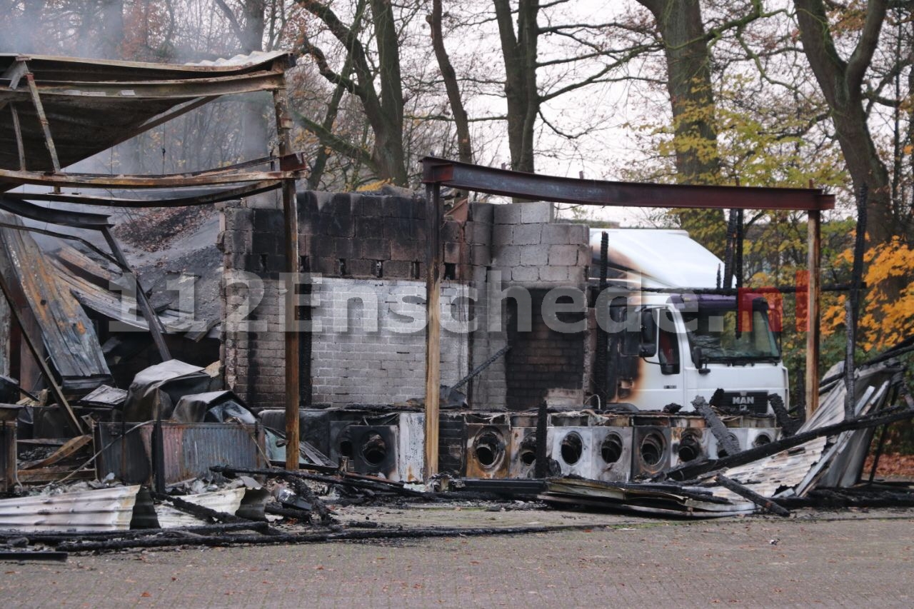 Verwoesting zichtbaar bij daglicht na zeer grote brand Enschede