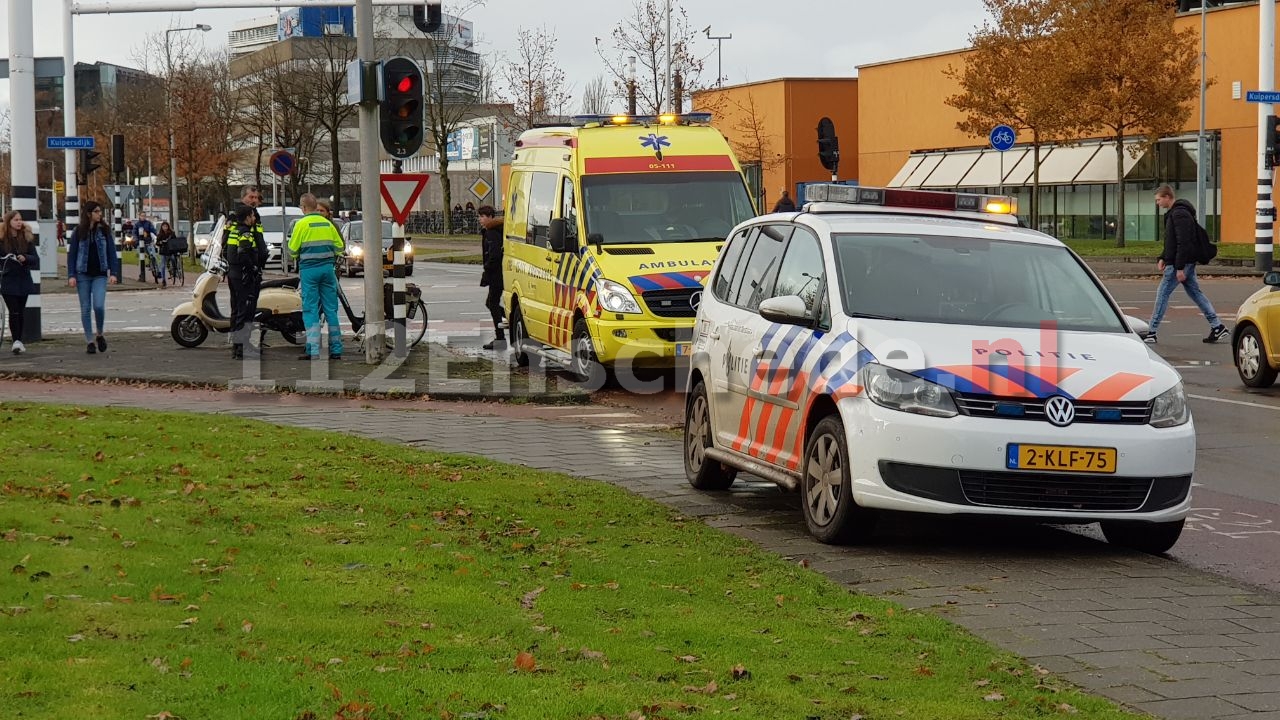 Scooter en fietsster botsen in Enschede