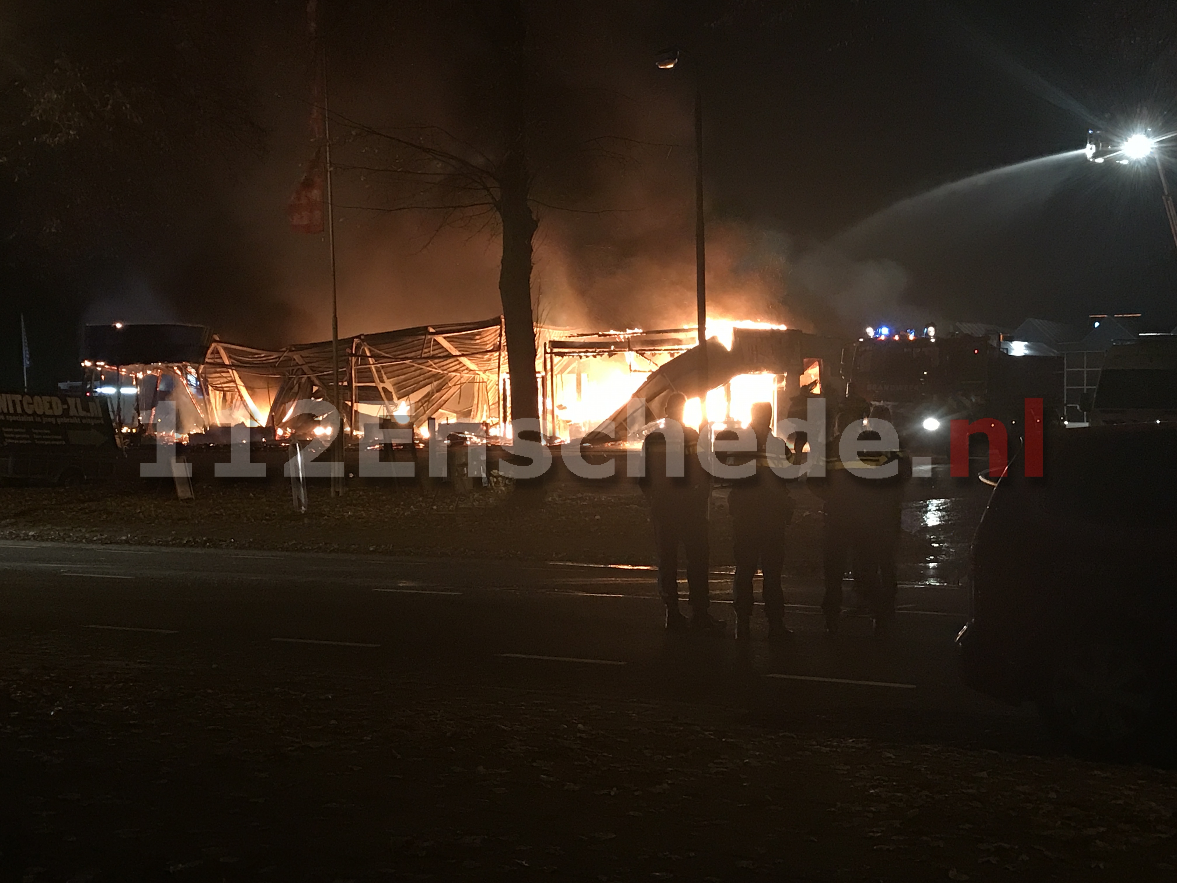 UPDATE: Grote brand bij bedrijf in Enschede; brandweer haalt wensambulances uit het pand
