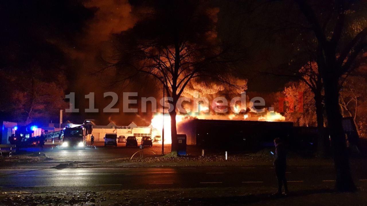 Foto 2: Grote brand bij bedrijf in Enschede