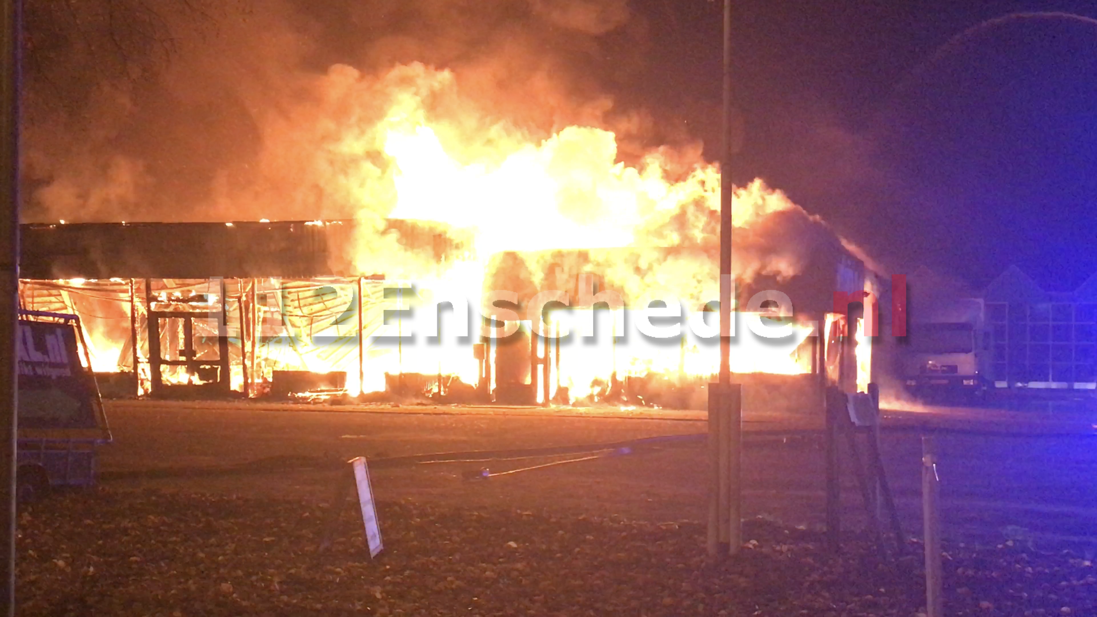 VIDEO: Grote brand bij bedrijf in Enschede