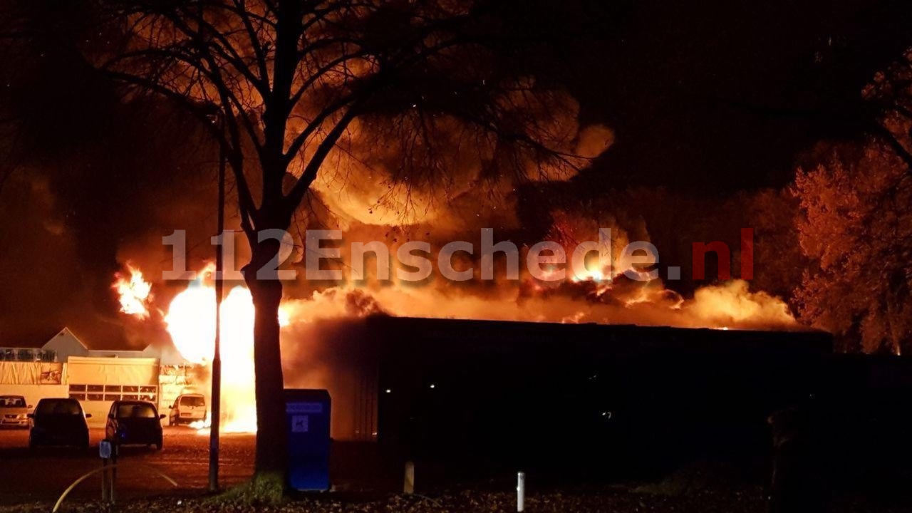 UPDATE: Grote brand bij bedrijf in Enschede; brandweer geeft sein brand meester