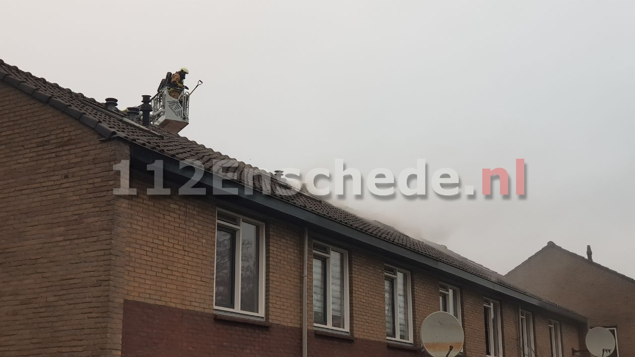 Flinke rookontwikkeling bij woningbrand Amstelstraat in  Enschede