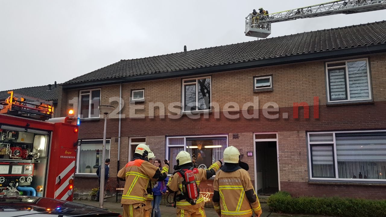 UPDATE (foto’s): Flinke rookontwikkeling bij zolderbrand woning Amstelstraat in  Enschede