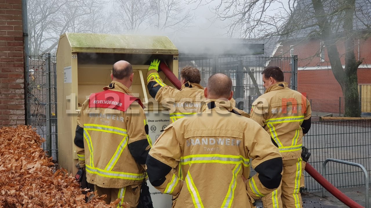 brandweer blust containerbrand in Enschede