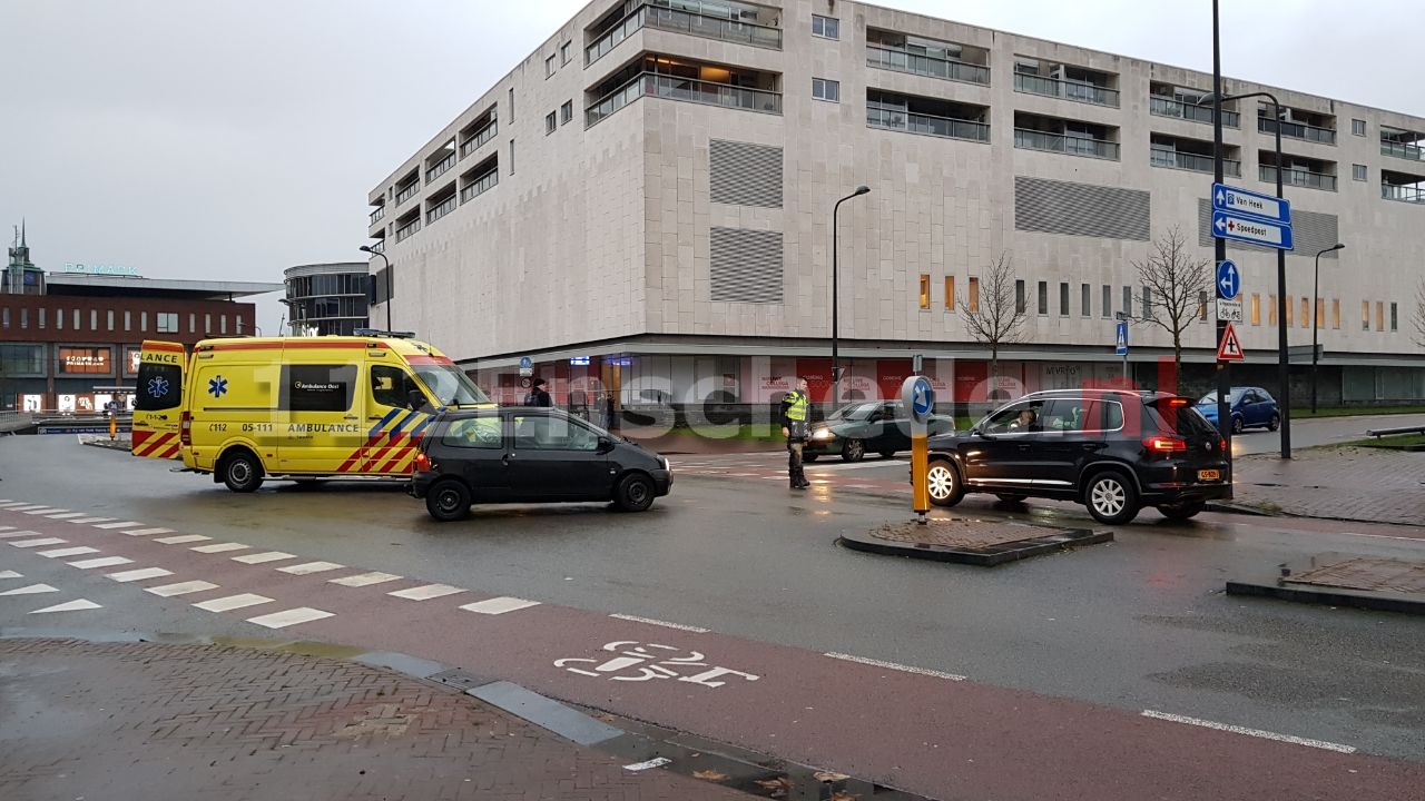 Fietser gewond naar het ziekenhuis na aanrijding met auto in Enschede