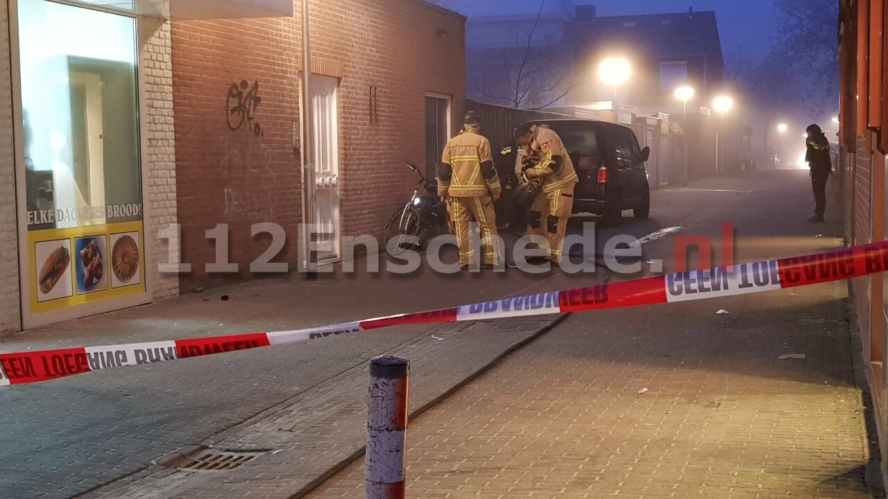 Brandweer blust schuurbrand in Enschede