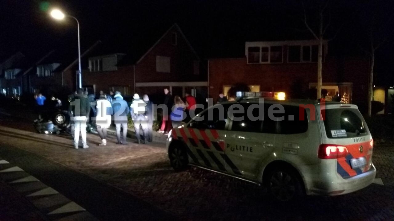 Auto op de kop in Enschede; bestuurder spoorloos